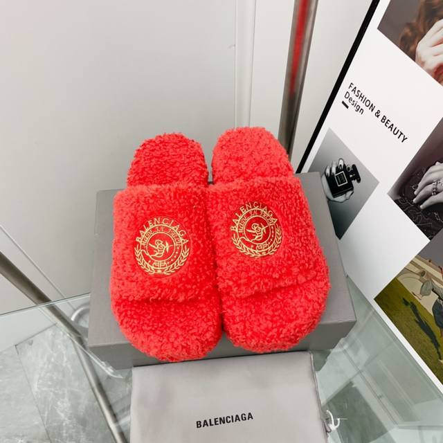 顶级版本 厚底真羊毛！新色！Balenciag 巴黎世家潮品毛拖 ！ 最新的 Political Campaign 徽标刺绣！高级感满满当当！ 欧美名媛 明星